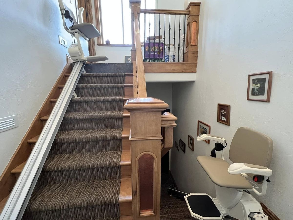 Lazo install: split staircase with one lift upstairs and one down